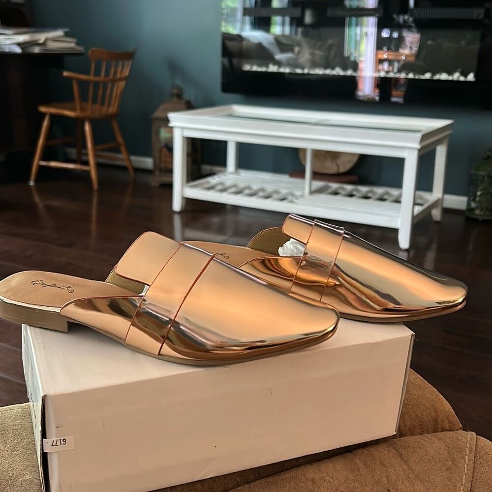 Nib Qupid “Moby-04” Size 8 Metallic Flat Mules Ro… - image 1